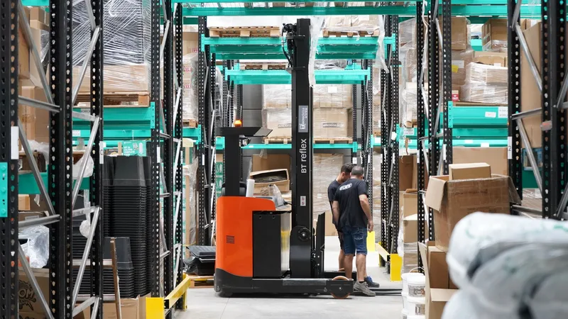 Daily fulfillment workflow timeline showing order import, priority sort, pick-pack-verify, carrier handoff, and reconciliation